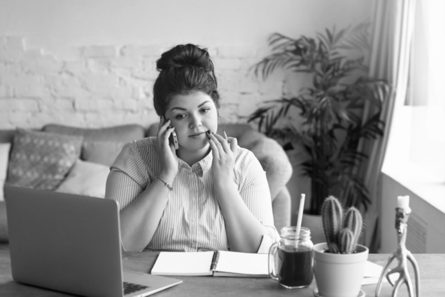Profesional analizando datos financieros